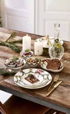 Royal Copenhagen Stjerne Riflet Jul Middagstallerken -Royal Copenhagen 3990 47ff43f8 fb1b 44ef 8540 c26040dd80c7